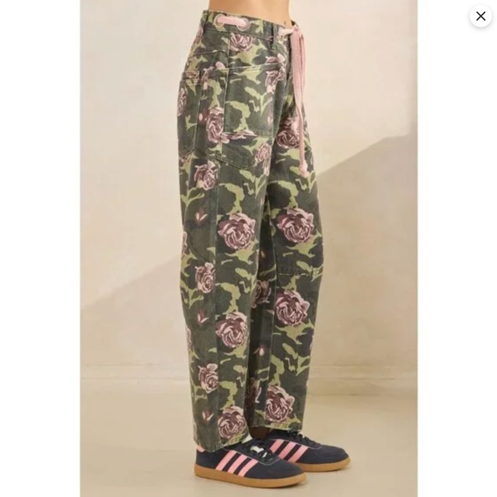 NWT Veveret Camo Floral Barrel Jeans - Picture 9 of 9